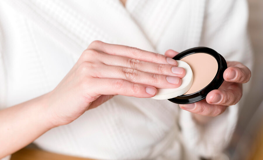 ファンデーションは薄く密着させる