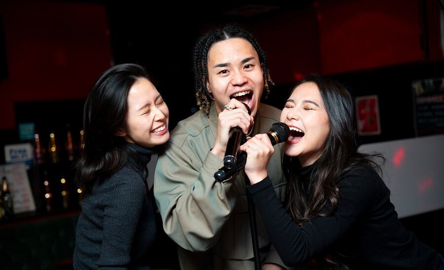 大声やカラオケによる酷使